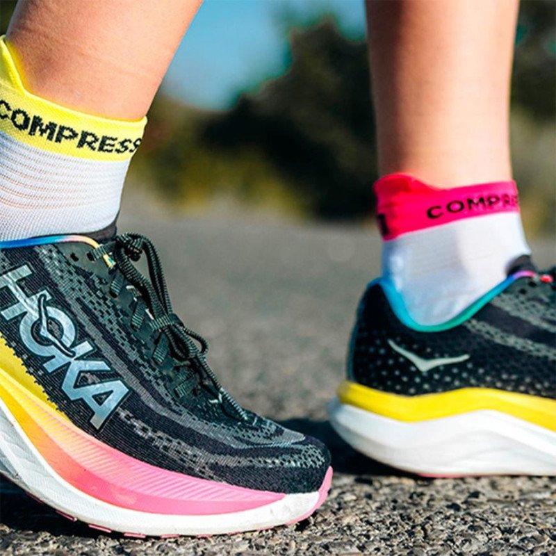 MEDIA CALCETIN PRO RACING V4.0 RUN LOW BLANCO - AMARILLO - ROSADO